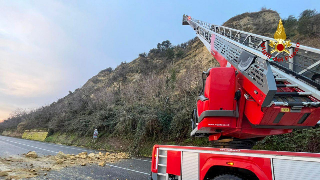 Pesaro - Caduta massi, lavori in corso per riaprire la Statale Adriatica