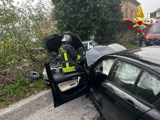 Carambola fra tre auto sulla Faleriense: due feriti, uno è grave