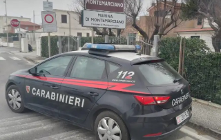 Fugge all’alt, si schianta contro un albero poi si butta nel fiume: arrestato