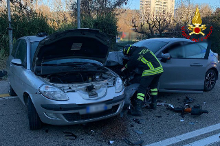 Pesaro – Schianto tra due auto, ferito intrappolato tra le lamiere