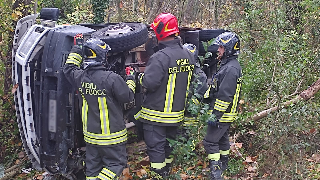 Campli - Furgone si ribalta sulla provinciale, soccorsi marito e moglie