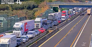 Schianto in A14 nella galleria Pedaso, due tir e un’auto coinvolta: traffico bloccato