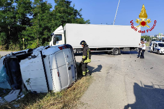 Ascoli Piceno - Intrappolato nel furgone ribaltato dopo l’incidente, un ferito grave