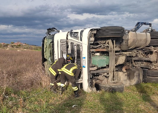 Nereto - Camion dei rifiuti finisce fuori strada, complesso recupero dei vigili del fuoco