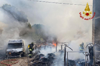 Falerone - Furgone in fiamme: incendio devasta un capannone tessile