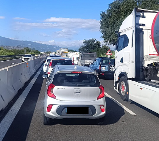 Tir incidentato, traffico bloccato in superstrada tra Spinetoli e Castel di Lama