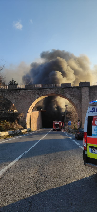 Schianto mortale sulla SS73-bis, Fossombrone proclama lutto cittadino: galleria ancora chiusa 