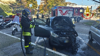 San Benedetto - Auto a Gpl in fiamme vicino all’alta tensione, paura in via Bianchi