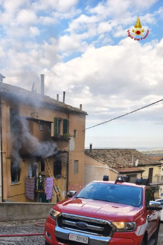 Loreto - Incendio in un appartamento: vigili del fuoco al lavoro