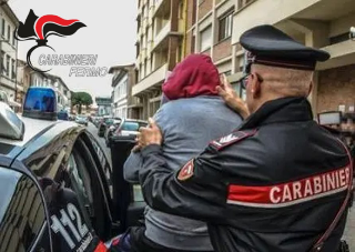 Campofilone – Aggredisce i carabinieri davanti a un bar: arrestato