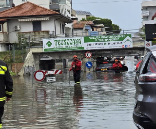 Tortoreto – Auto bloccata nel sottopasso allagato: due turisti in salvo