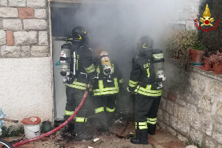 Incendio a San Lorenzo in Campo: evacuata una famiglia di quattro persone