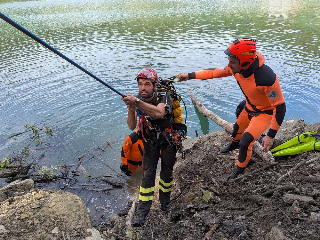 Pick-up finisce nel lago di Talvacchia: due giovani si salvano a nuoto
