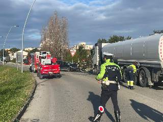 Fano - Vettura colpisce autocisterna, 60enne ferito trasportato con l’eliambulanza a Torrette