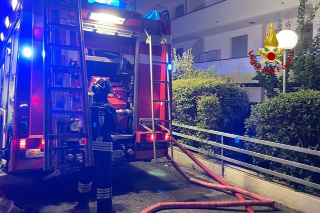 Ancona - A fuoco un garage, evacuati tutti i condomini in piena notte