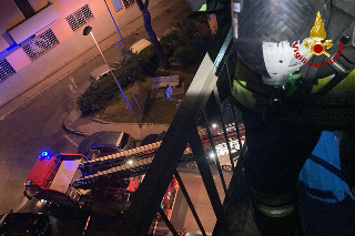 Ancona - Incendio in appartamento, 4 persone evacuate