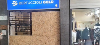 Pesaro - Colpo da oltre mezzo milione alla Gioielleria Bertuccioli: ritrovata l’auto della banda