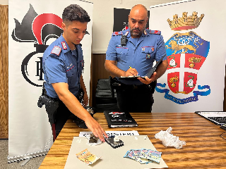 Droga nella cassetta postale di un palazzo disabitato, pusher arrestato