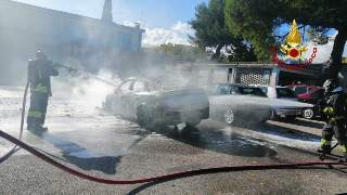 Incendio in via Metauro a Fano, a fuoco un’autovettura