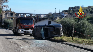 Auto si ribalta sulla strada per Acquaviva Picena, ferita 60enne