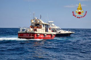 Barca in avaria al largo di Ancona, salvati 7 diportisti: tra loro 4 minorenni