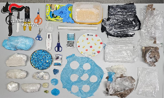 Recanati – Carabinieri si fingono interessati all’affitto e scoprono 2,4 kg cocaina