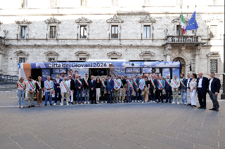Ascoli Piceno - Città Italiana dei Giovani 2026, presentato il ’Pullman del futuro’