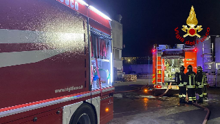 Incendio in un capannone di rifiuti a Piediripa, domato dai vigili del fuoco