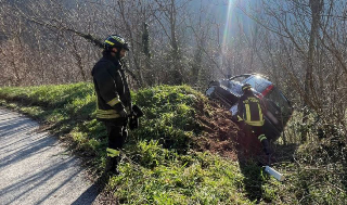 Serrapetrona - Auto in bilico, estratto il conducente ferito