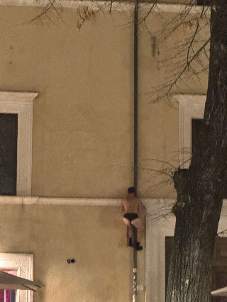 L’Aquila - In mutande sulla grondaia in piazza Regina Margherita, social scatenati