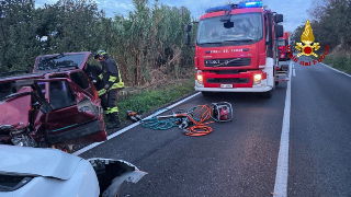Jesi - Scontro frontale, una persona estratta dalle lamiere