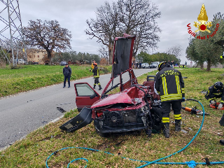 Macerata - Frontale tra due auto, conducente elitrasportato a Torrette