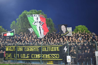 Ascoli, gli ultras tornano allo stadio: "Il cuore ci chiede un sacrificio, non per loro ma per noi"