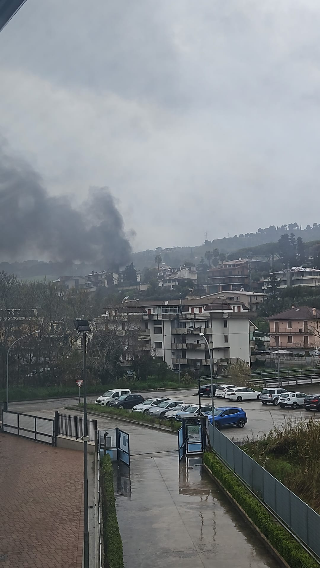San Benedetto - Fiamme in zona Ponterotto, vigili del fuoco sul posto