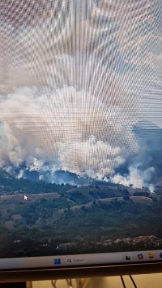L’Aquila - Incendio nell’abitato di Menzano, intervengono i mezzi aerei
