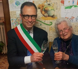 Ex cuoca e super nonna: Arduina compie 105 anni e festeggia con il sindaco