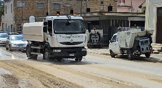 Bomba d’acqua in Riviera, mezzi al lavoro per rimuovere il fango