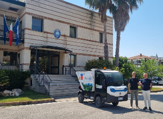 Sirolo - Nuovo mezzo elettrico per la raccolta rifiuti nel Borgo Antico