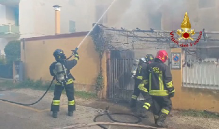 Fano - Fiamme in cortile: casa inagibile, un ferito