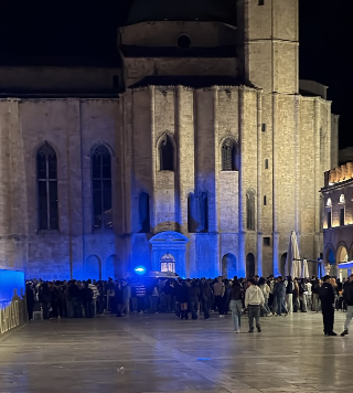 Ascoli - Rissa  in piazza del Popolo: volano pugni e sedie