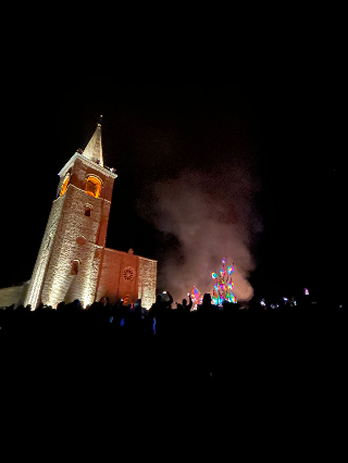 Migliaia di Moccoli chiudono il Carnevale di Castignano