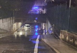 Ancona - Donna intrappolata nel sottopasso con l’auto