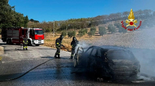 Trecastelli - Auto a fuoco in via del Bosco,  i vigili del fuoco domano le fiamme