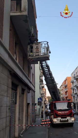 Ancona - Pezzi di calcinacci cadono da un balcone