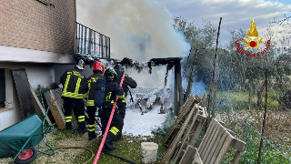 Pollenza - Legnaia a fuoco, Vigili del fuoco salvano casa adiacente