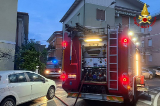 Pesaro - Fulmine colpisce edificio e manda a fuoco soffitta