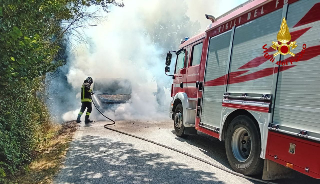 Furgone in fiamme, vigili del fuoco in azione