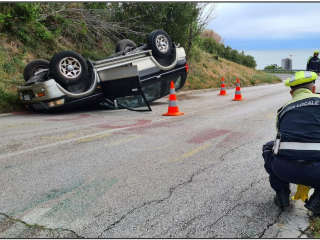 Si ribalta con l’auto a Capodarco di Fermo, interviene l’elisoccorso, ma riparte senza il ferito non grave