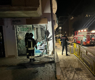 Pineto - Fanno esplodere il bancomat, filiale Bper distrutta: bottino da 30mila euro