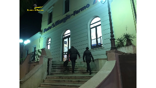 Porto San Giorgio - Finanzieri in stazione salvano uomo dal suicidio